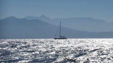 segelboot im gegenlicht