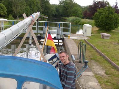 jonas beim abwrtsschleusen